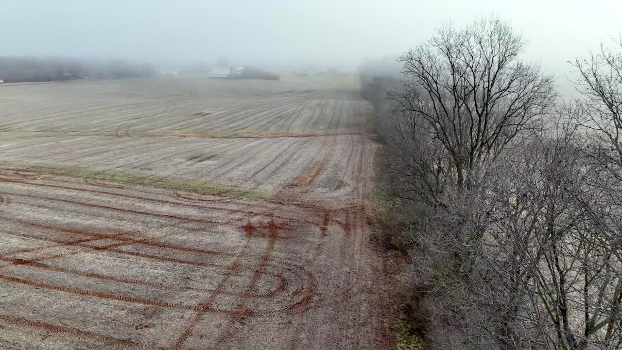 granja presentó antena sobre árboles en invierno en el condado de yadkin nc, carolina del norte