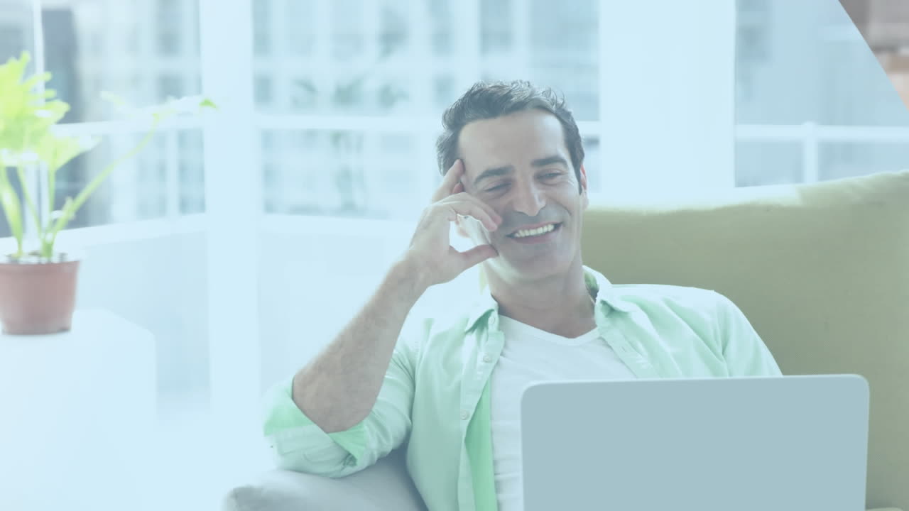 video de un hombre pagando en línea con tarjeta de crédito usando una computadora portátil