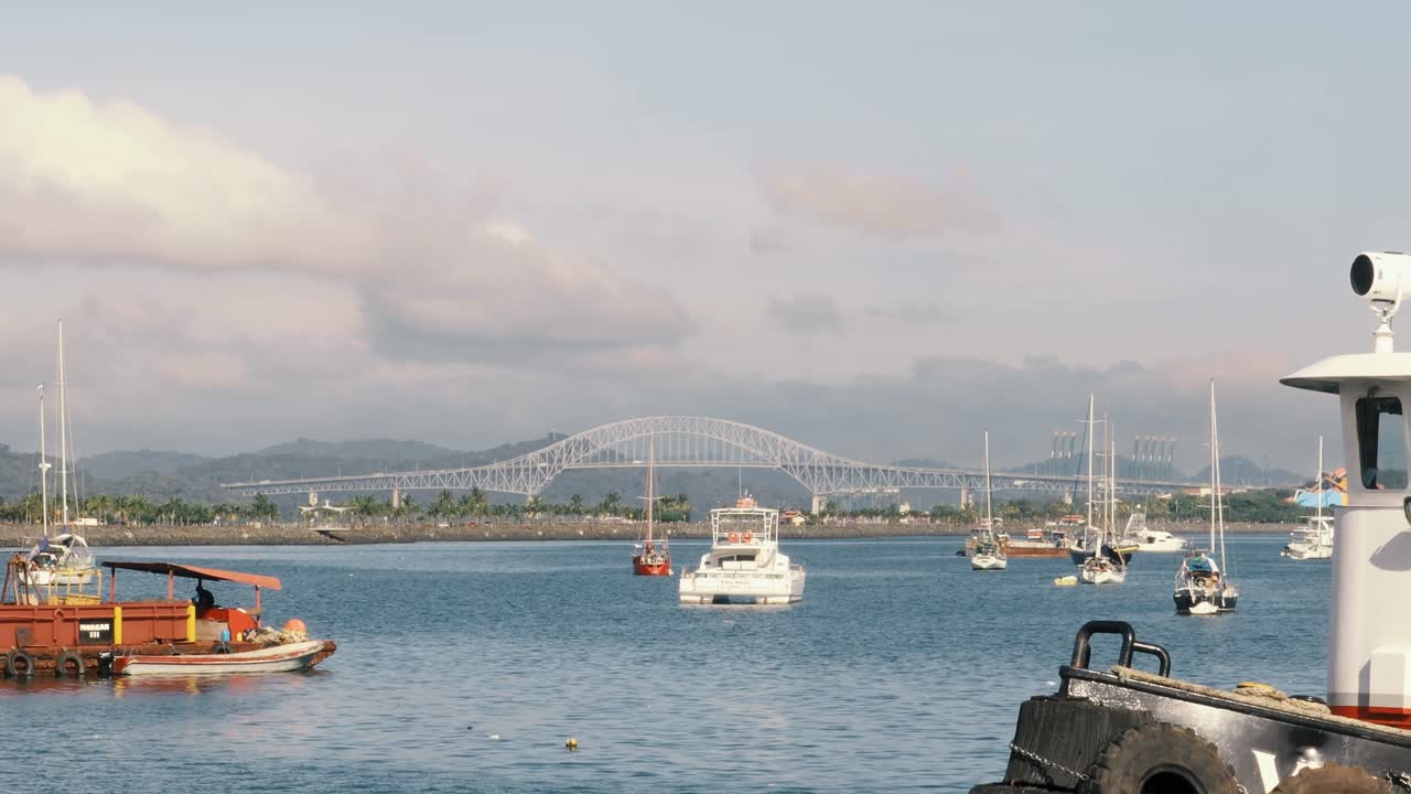 hermosa vista del terraplén del canal de panamá con muchos barcos y yates anclados en la costa, balanceándose sobre las serenas y tranquilas aguas oceánicas en la costa atlántica del istmo de panamá durante una mañana
