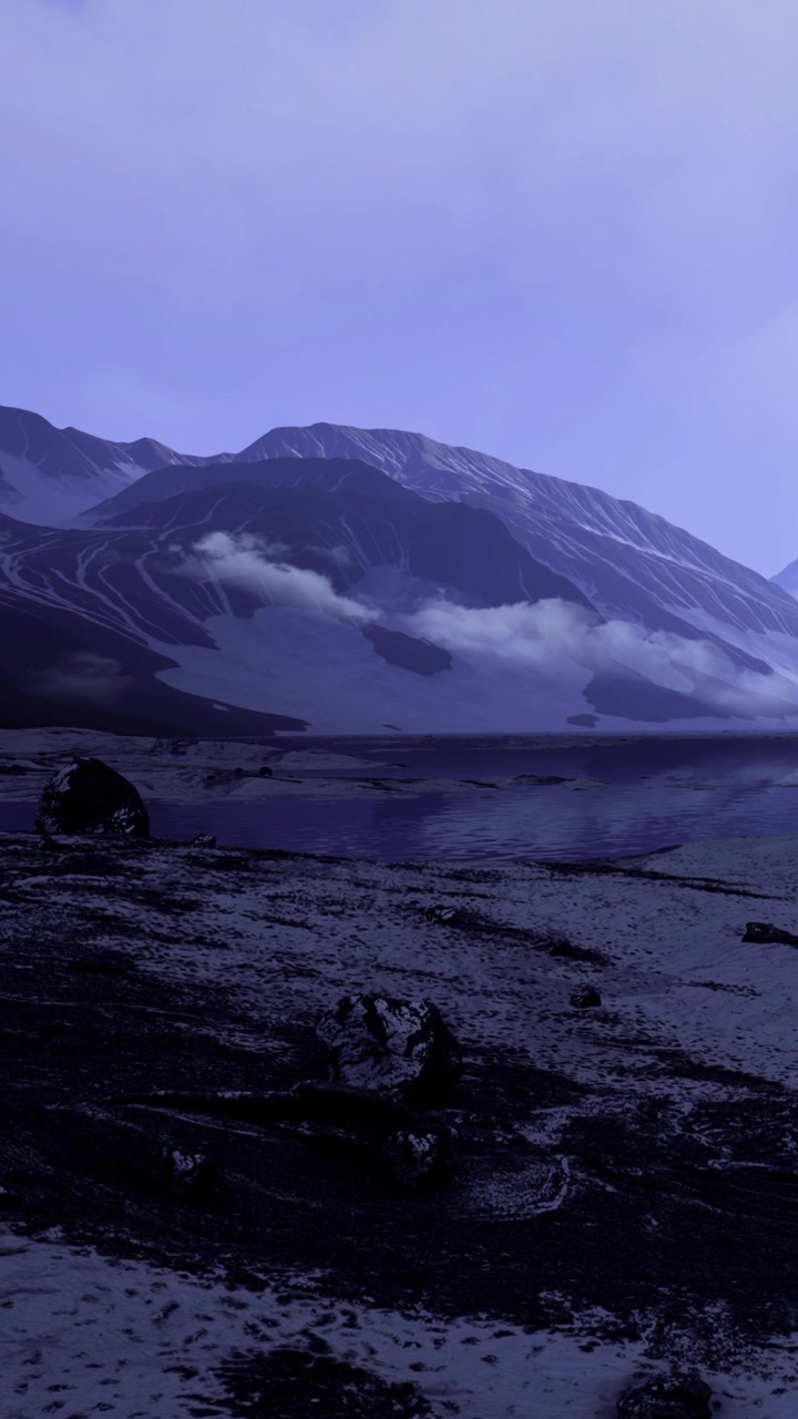 Fottur i et steinete landskap under en skyet himmel i fjellene.