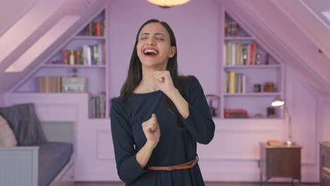 chica india feliz bailando y divirtiéndose
