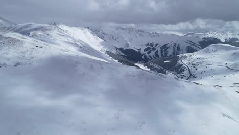 Tormenta-Avecinándose-Sobre-Los-Picos-En-Loveland-Pass,-Colorado