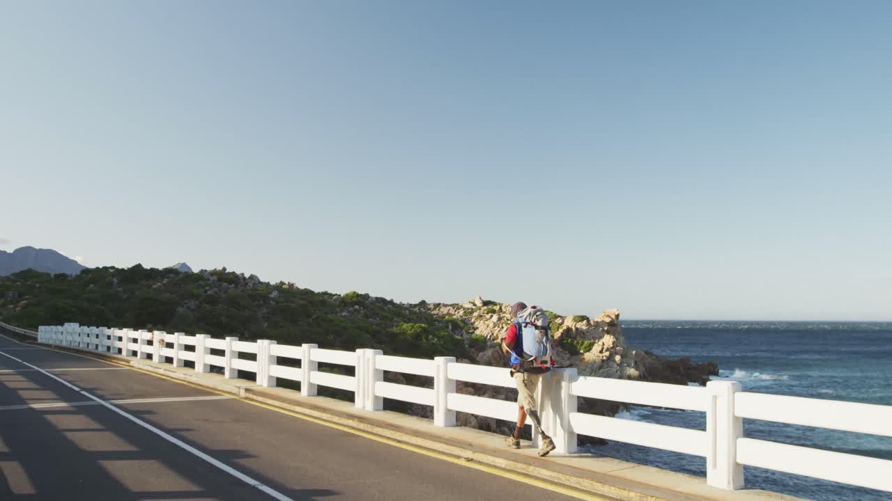 운동적 인 혼합 인종 남자 의 의족 다리 하이킹