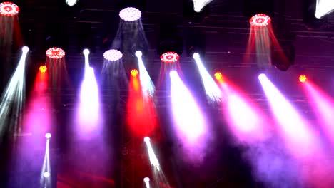 espectáculo de luces de concierto, reflector de escenario colorido y vívido en el fondo del escenario