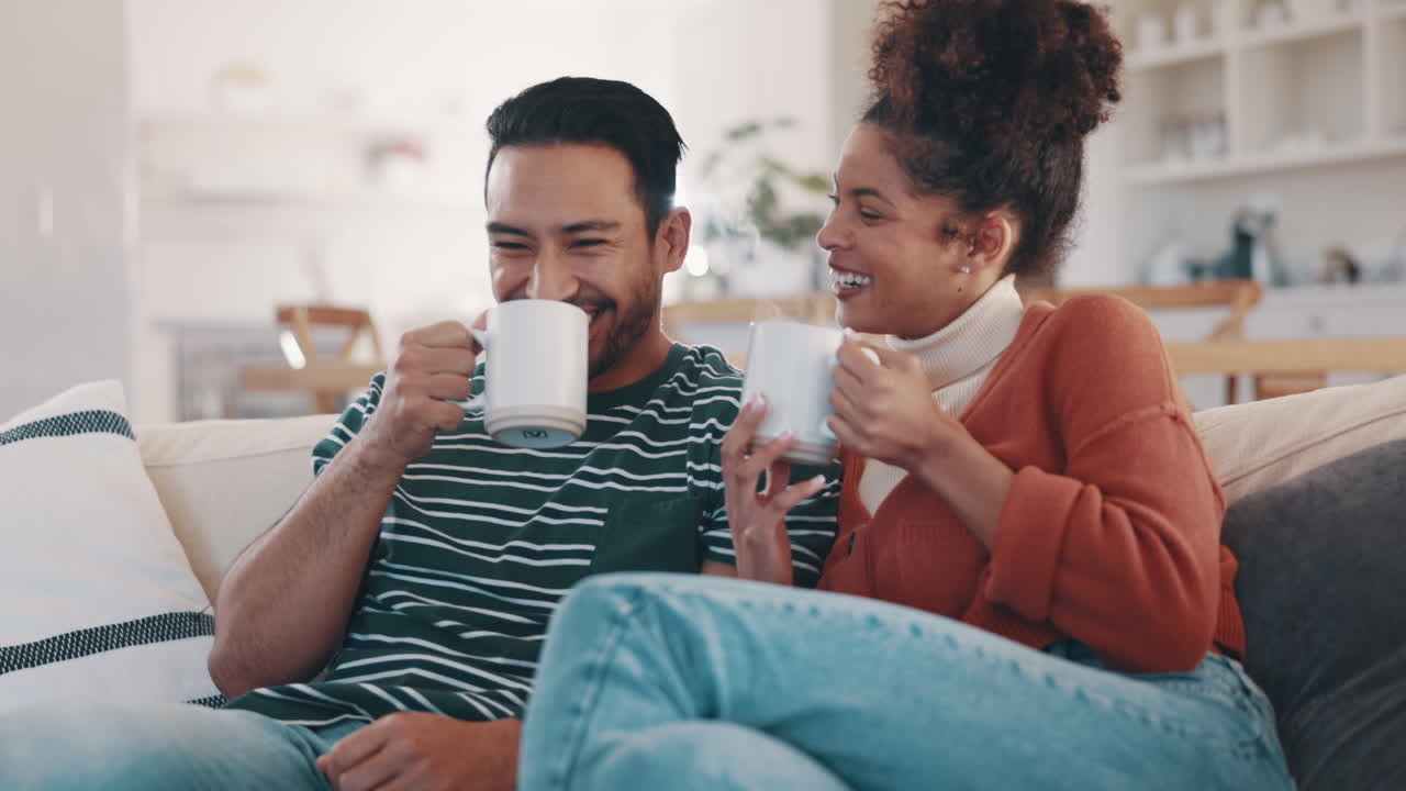 행복한 커플, 재미있는 웃음과 소파에 커피