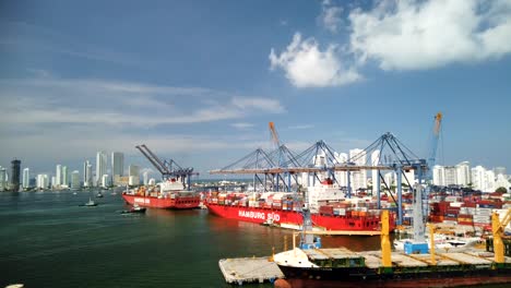 hyperlapse vista de un puerto dinámico ocupado con grandes buques de carga grúas en acción el telón de fondo de un moderno horizonte de la ciudad costera que ilustra la actividad de ritmo rápido del comercio global y la logística marítima