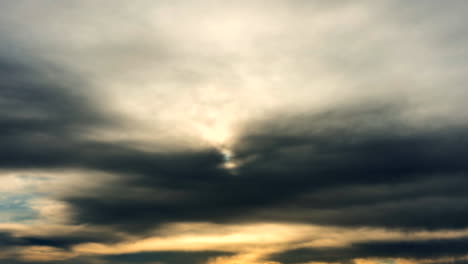 Nubes-Oscuras-Oscurecen-El-Sol-A-Medida-Que-Se-Eleva-En-Este-Cielo-Solo-Lapso-De-Tiempo---Reemplazo-Del-Cielo,-Capa-De-Fondo,-Espacio-De-Copia