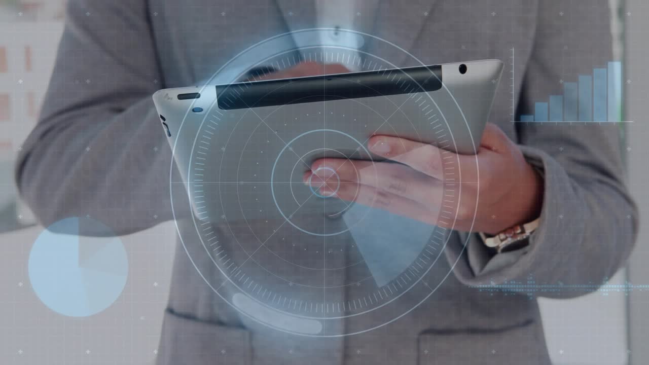 Profesional de negocios tocando la pantalla, lo que provoca el deslizamiento de un gráfico y el pulso de un radar, mientras visualiza pantallas de datos.