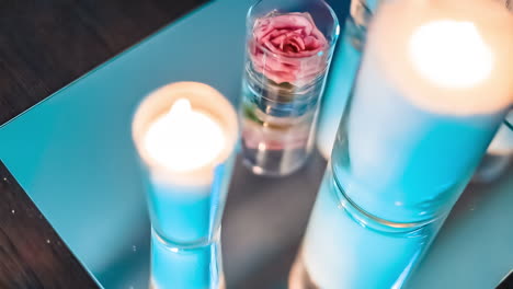 velas decorativas en la mesa de la boda