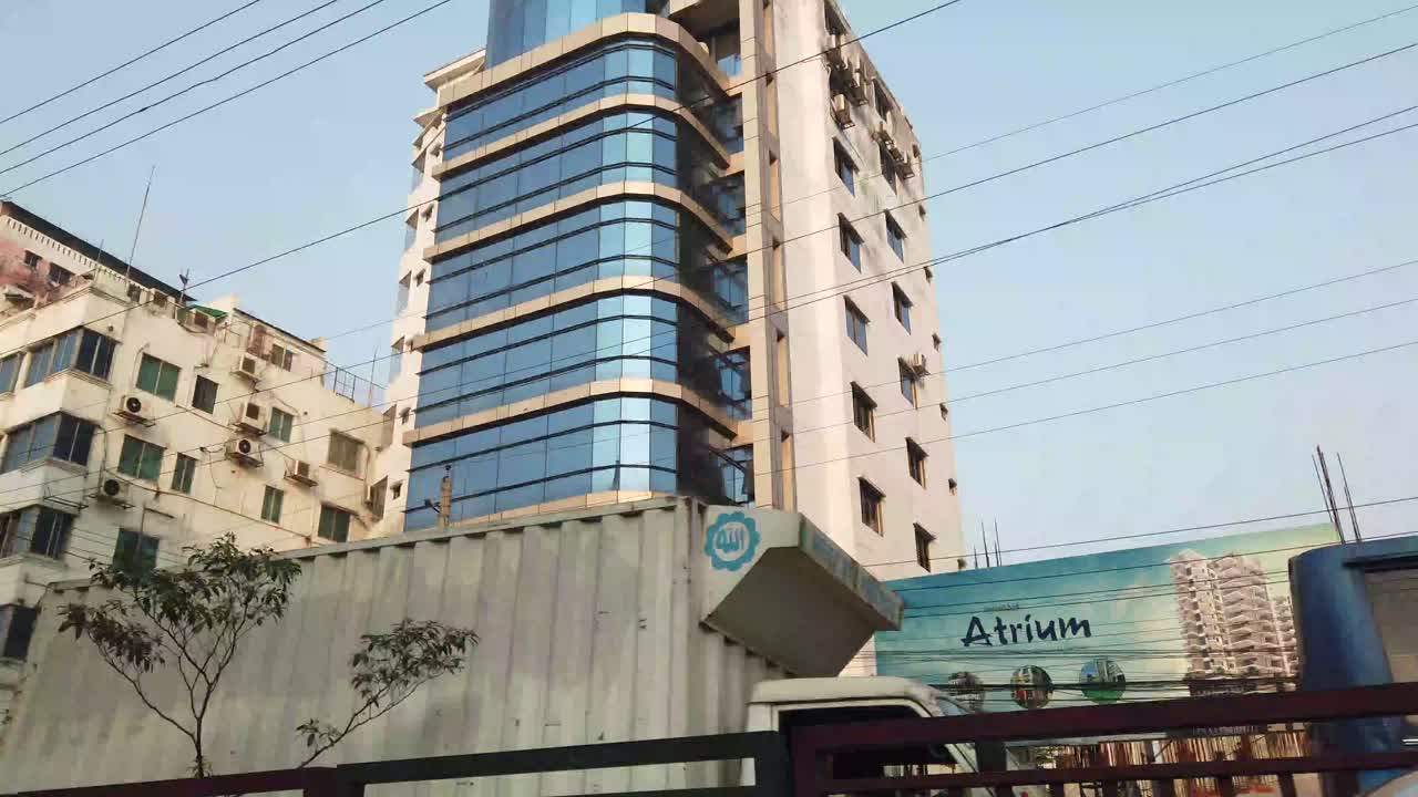 edificios de la ciudad a la luz del día