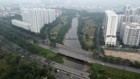 Drone-Panorámico-Aéreo-Sobre-El-Río-Que-Divide-El-Distrito-7-Ciudad-Ho-Chi-Minh-Vietnam