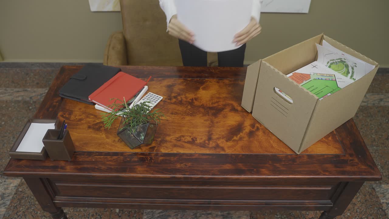 사직 후 사무실 물건을 포장하는 진지한 여직원