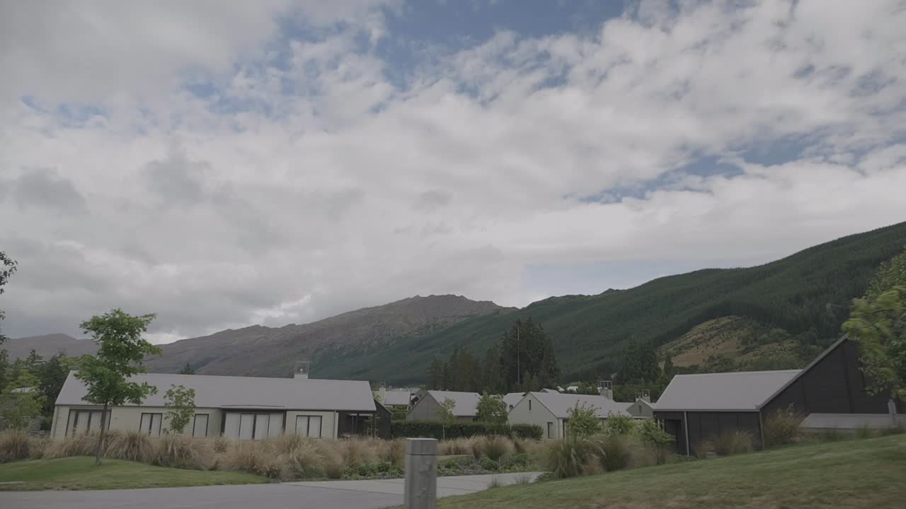 campo de golf con una bandera en la distancia