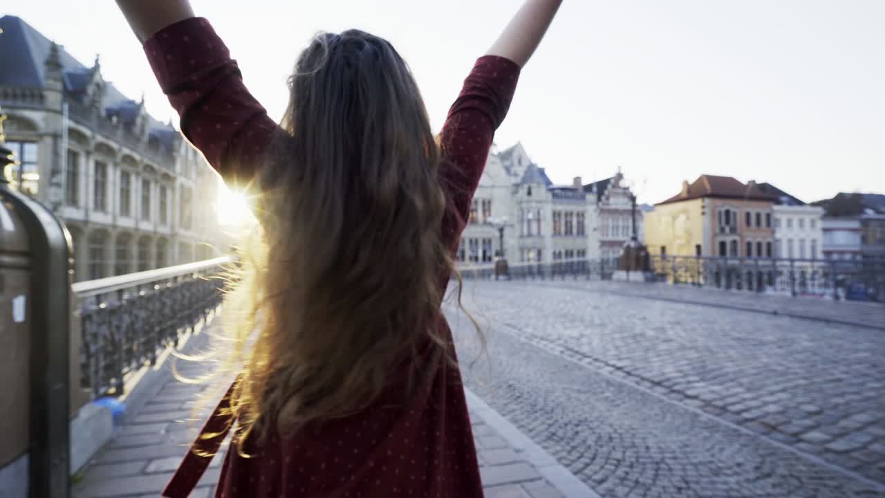 chica corriendo a la luz del sol
