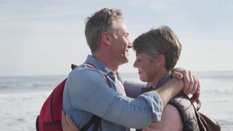 Pareja-Caucásica-Disfrutando-De-Tiempo-Libre-Junto-Al-Mar-En-Un-Día-Soleado-Abrazando