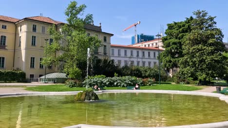 fuente y edificio histórico en milán, italia