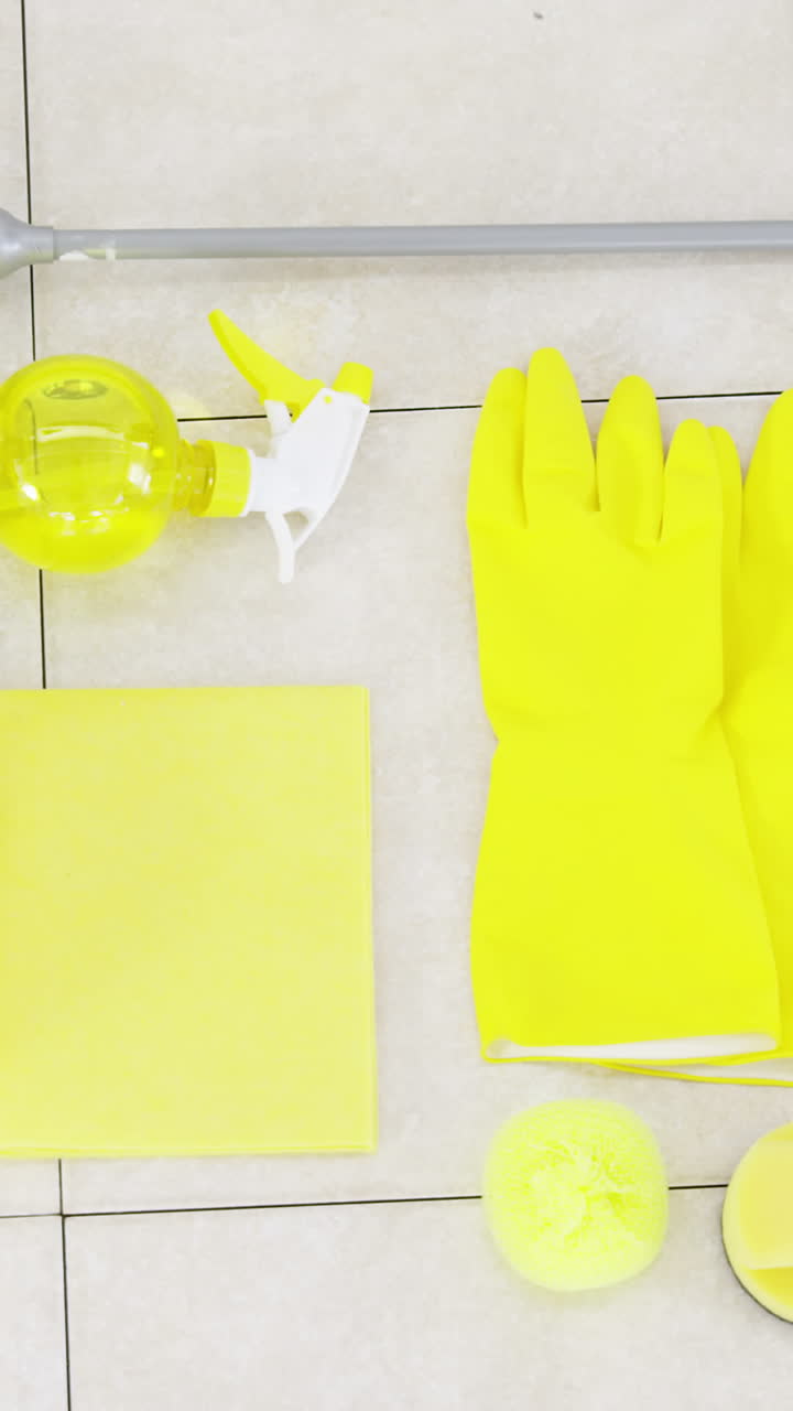 노란색 고무 장갑과 청소 용품