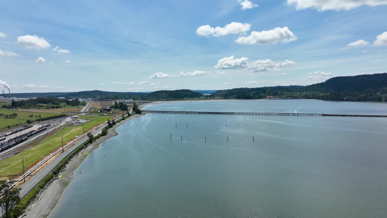 워싱턴 주 아나코테스 근처의 피달고 베이 해안선을 따라 공중 촬영