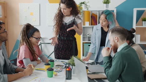 reunión de equipo en una oficina moderna