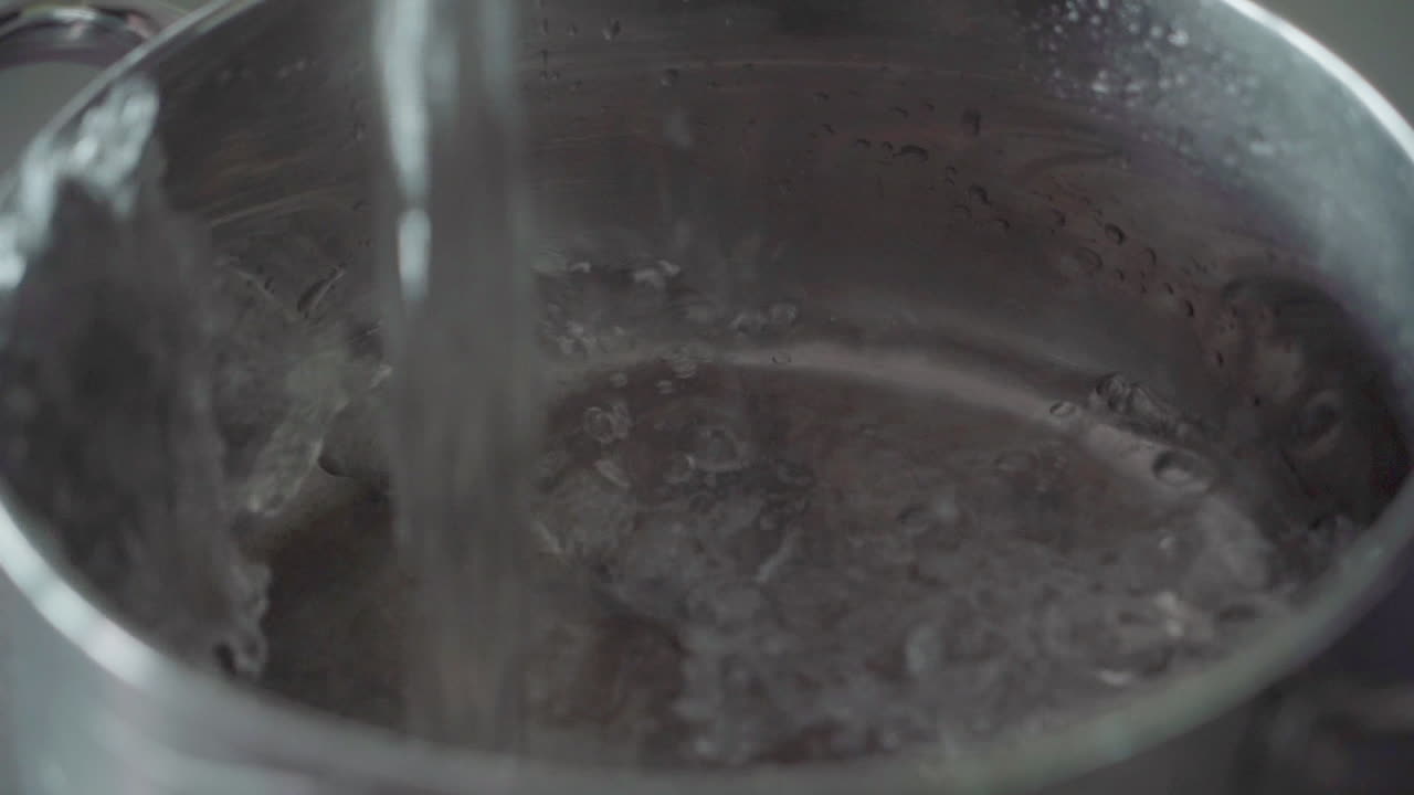 Pentola che si riempie d'acqua in slow motion a 120 FPS