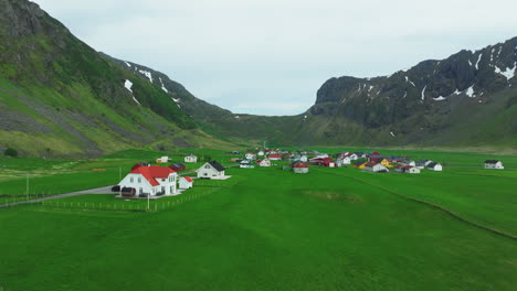 Flug-über-Unstad-Beach-Houses,-Vestvagoy,-Lofoten,-Norwegen