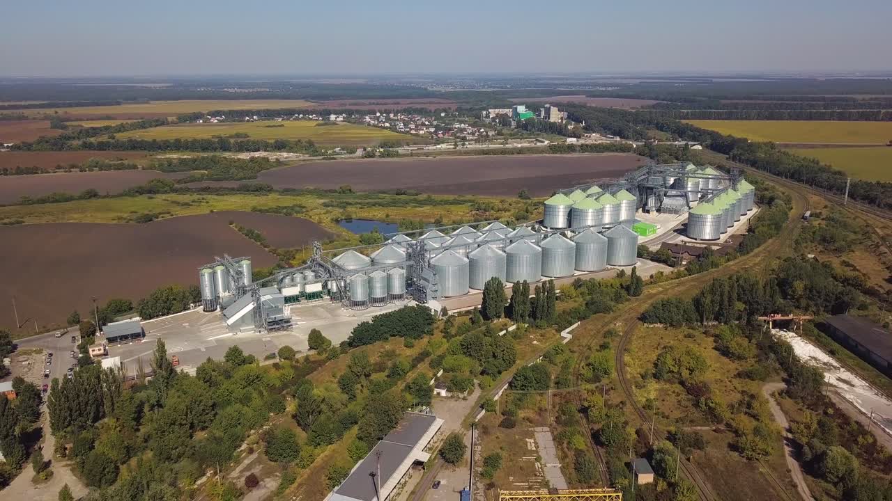 воздушный вид сельскохозяйственных угодий и зерновых силосов 13