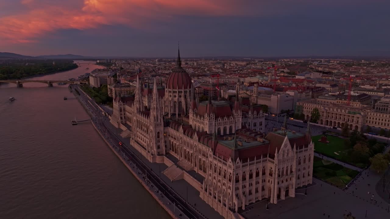 Vista aerea del Palazzo del Parlamento Ungherese e del fiume Danubio al tramonto