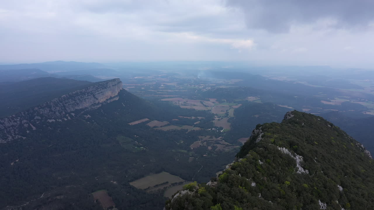 호르투스와 피크 세인트 루프 정상 공중 촬영 구름이 많은 폭풍우 날 프랑스