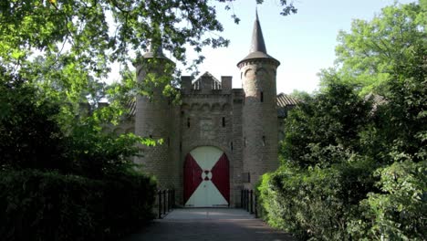 inclinar hacia abajo desde las ramas de los árboles hasta el frente del castillo con el puente