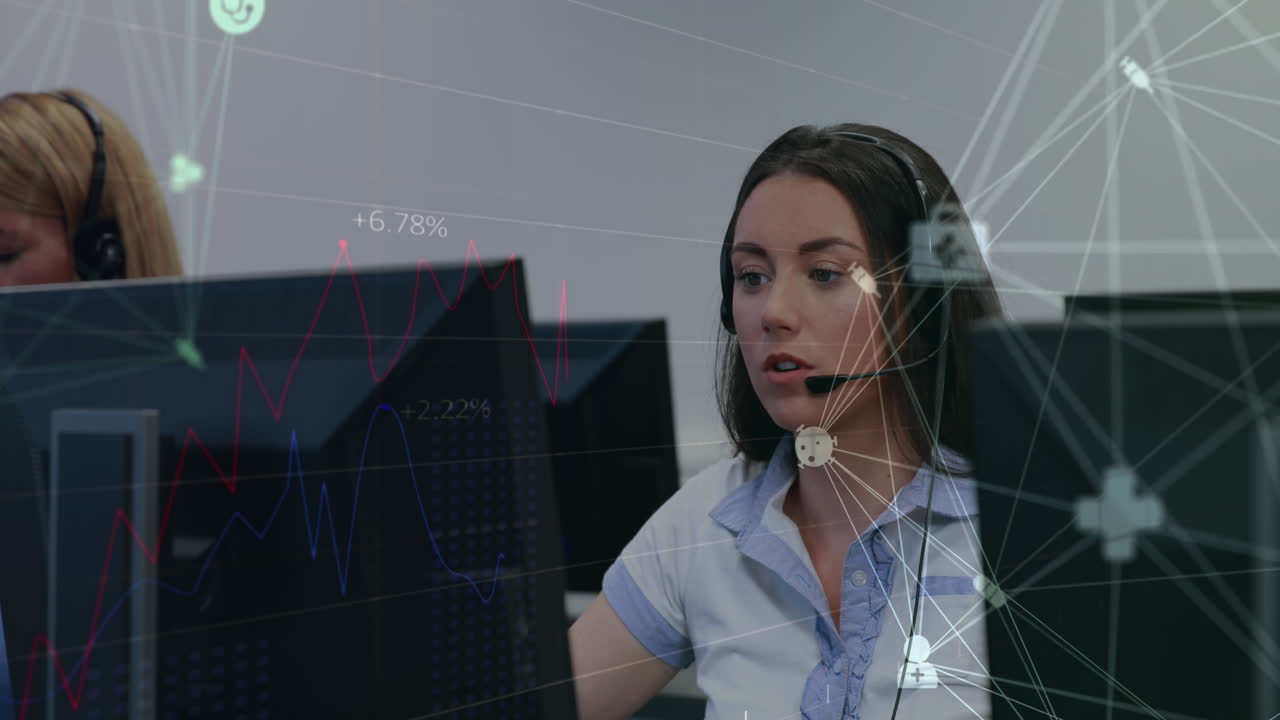 animación de iconos conectados por líneas, interfaz infográfica sobre mujer caucásica usando auriculares