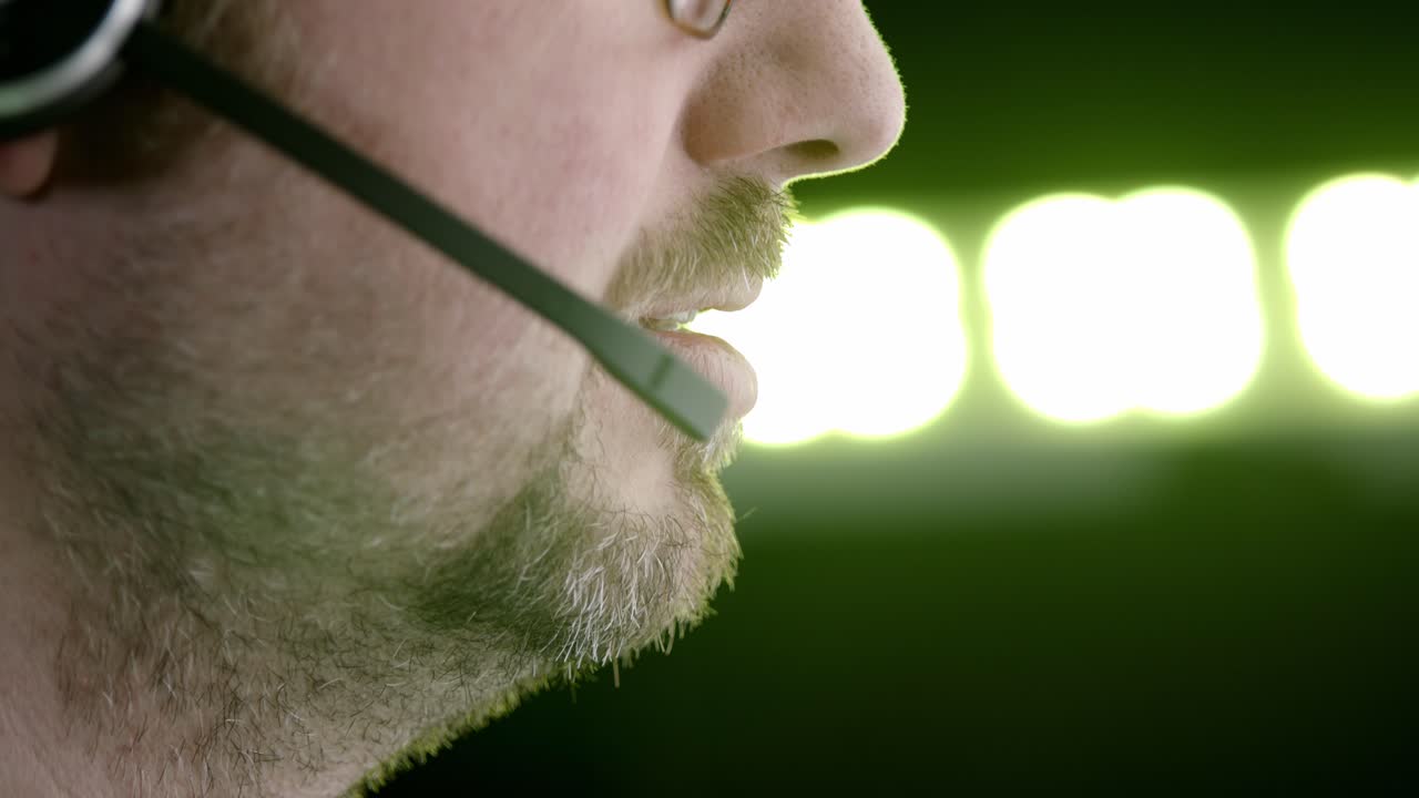 el fondo cambia de rojo a verde, hombre del servicio de asistencia técnica en el auricular del teléfono
