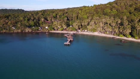 pasarela de madera con cabina en la bahía