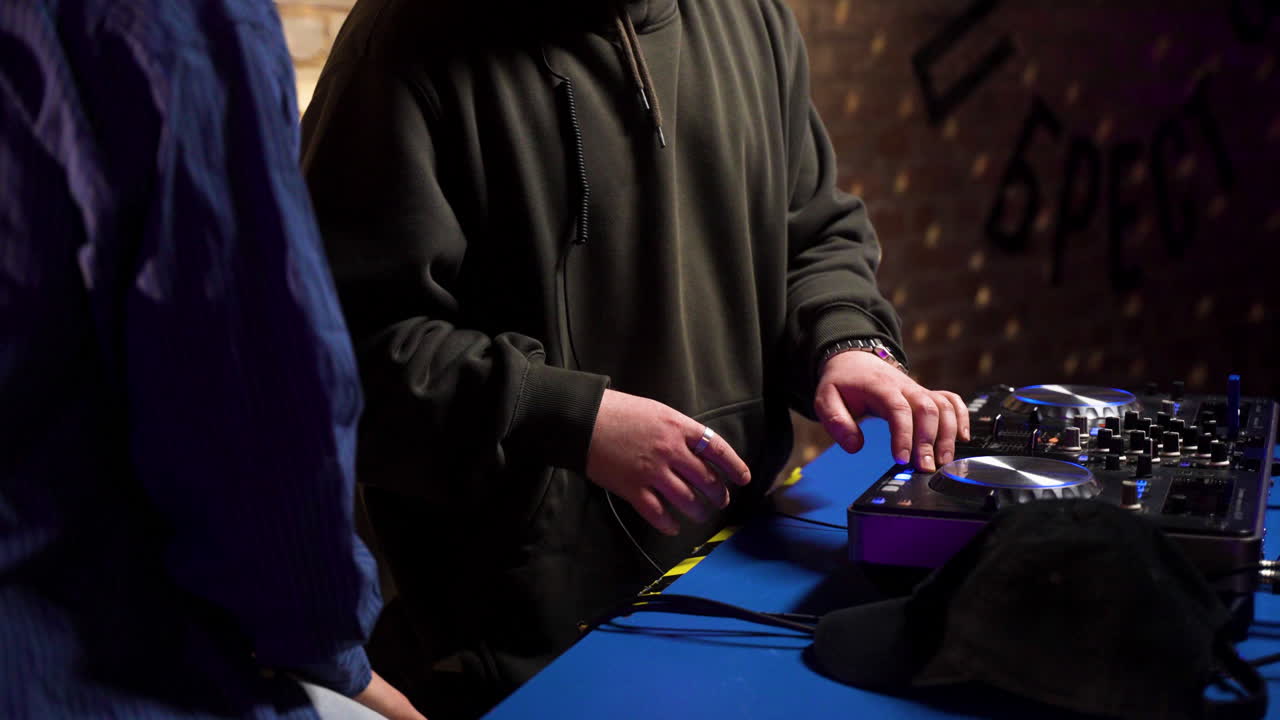 디스코에서 일하는 디제이