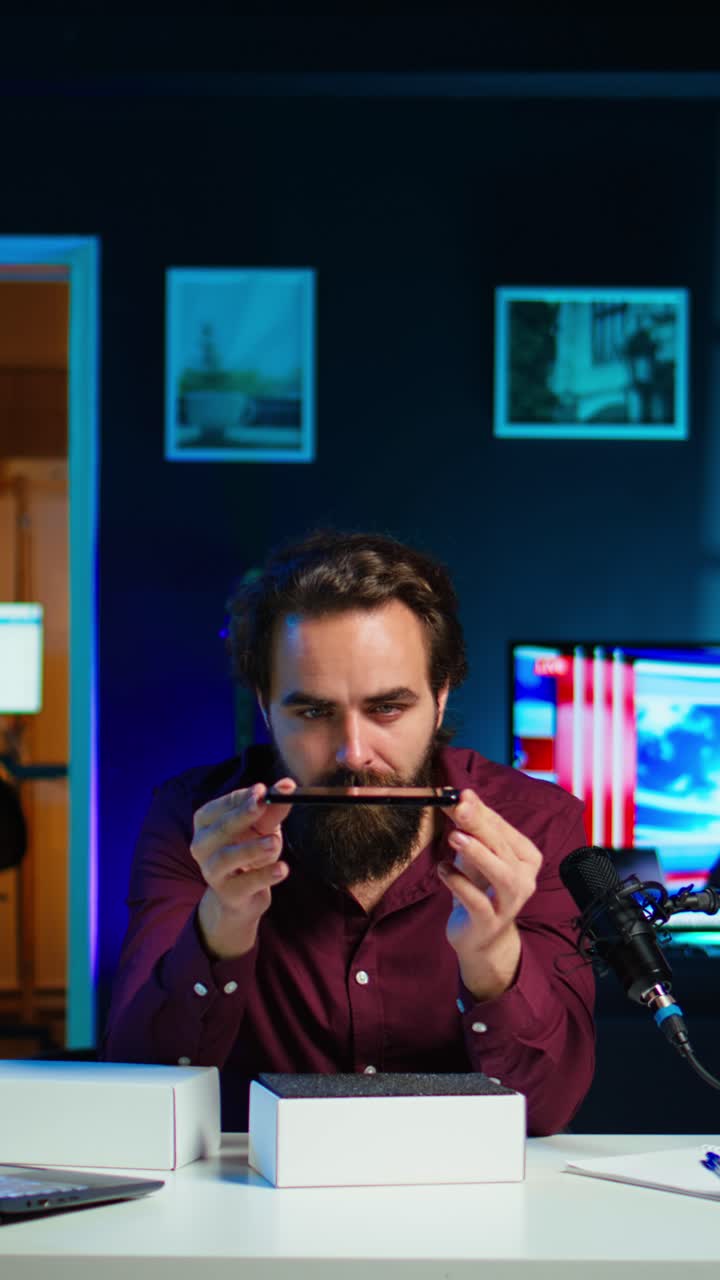 Vlogger che presenta da video verticale i migliori smartphone sul mercato