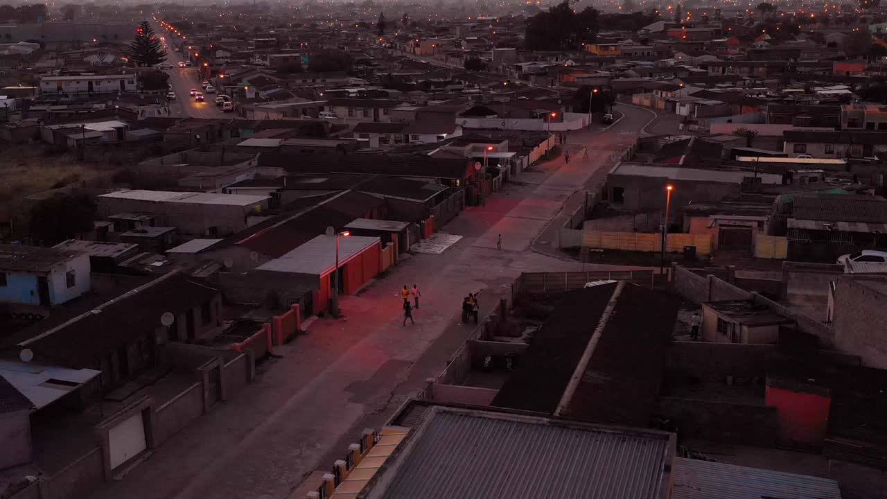 espectacular antena sobre municipio en sudáfrica gran pobreza y chozas destartaladas en la noche o al atardecer 3