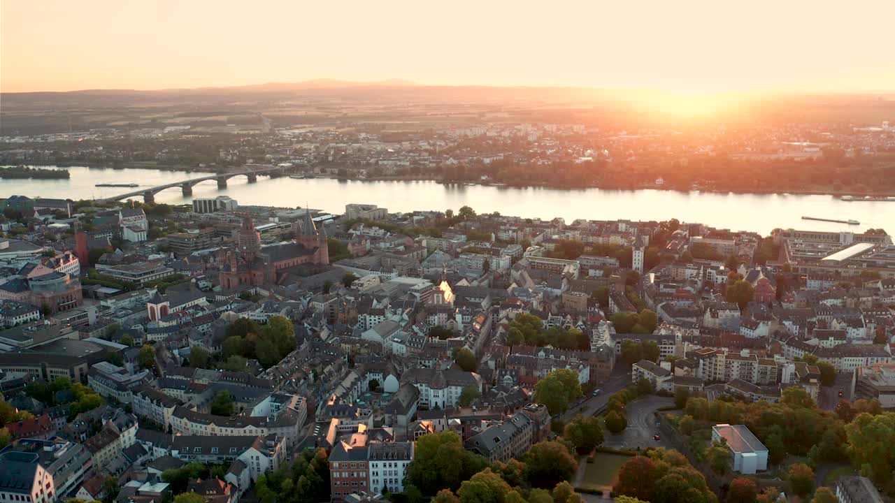 아침 햇살이 가장 좋은 마인츠(mainz)는 도심 구시가지와 뒤쪽 독일 라인 강이 있는 테오도르-헤우스-브리지(theodor-heuss-brdige)를 보여주는 공중 드론 전망을 제공합니다.
