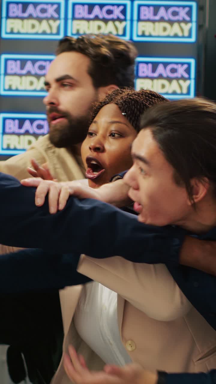 Video verticale. Agente di sicurezza durante la crisi del Black Friday