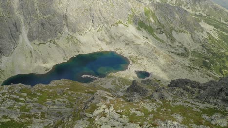 hermosa vista del increíble lago de montaña cerca de kriváň en eslovaquia - toma aérea
