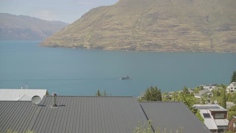 tss earnslaw steamship conduciendo a través de la vista de la casa de residencia
