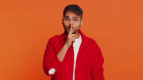 indiase man drukt vinger op lippen zwijgen gebaar teken niet vertellen geheim stop roddel privacy