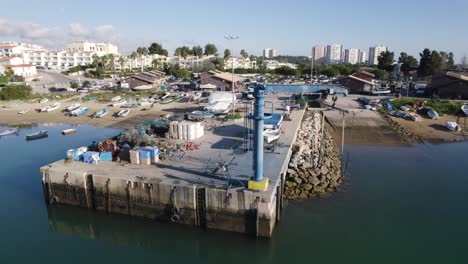 vista aérea de la plataforma del puerto de pesca en arvor, disparo en órbita