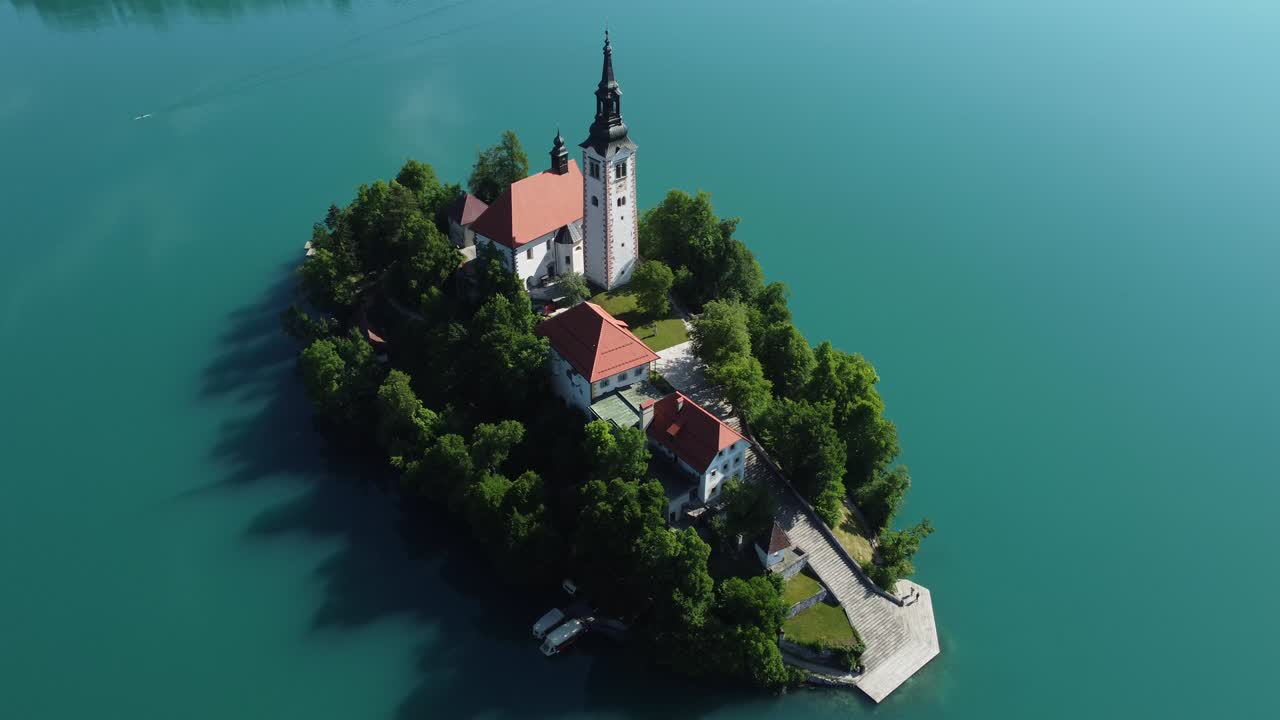 Romantico lago glaciale di Bled e isola dall'alto. Filmato video stock di alta qualità 4K ripreso con drone.