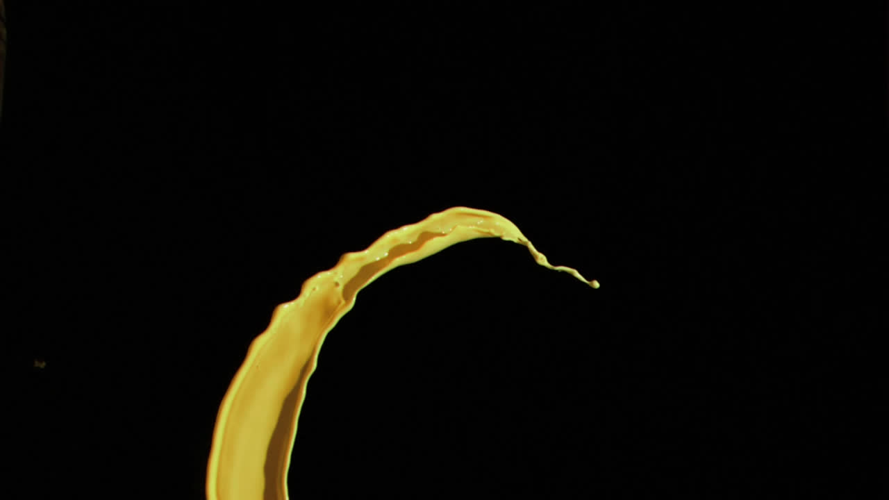 animación del texto de patada sobre ondas en movimiento sobre un fondo negro