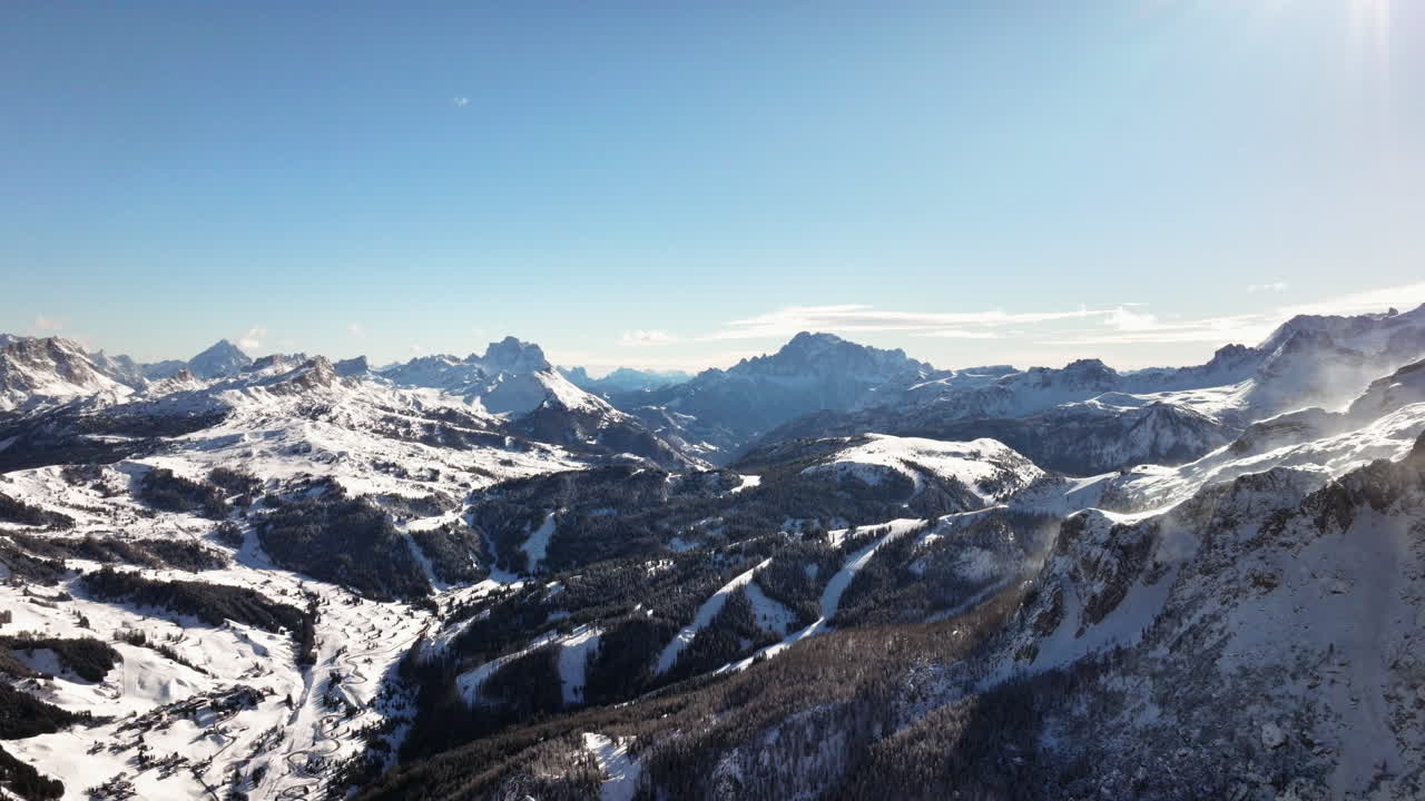 İtalya, Dolomitler'deki dağlarda karın havadan drone görüntüsü