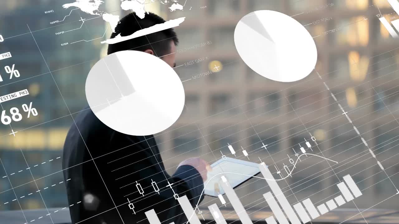 анимация обработки статистических данных против азиатского бизнесмена, использующего планшет на балконе в офисе