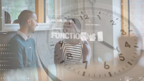animación de reloj móvil y procesamiento de datos sobre diversas personas de negocios
