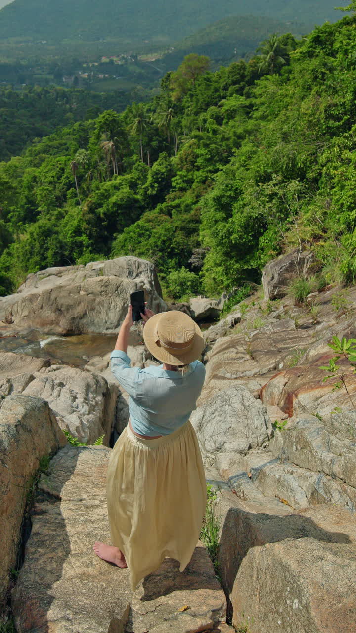 Mulher tirando uma foto em uma paisagem tropical