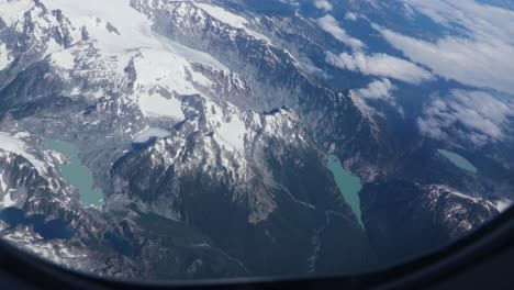 hermosa vista aérea desde el asiento de la ventana de un avión sobre las montañas rocosas en columbia británica, canadá