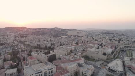 Volar-Por-La-Hora-Del-Crepúsculo,-Puesta-De-Sol-Roja-Sobre-La-Ciudad-De-Jerusalén,-Vista-Aérea,-Dron