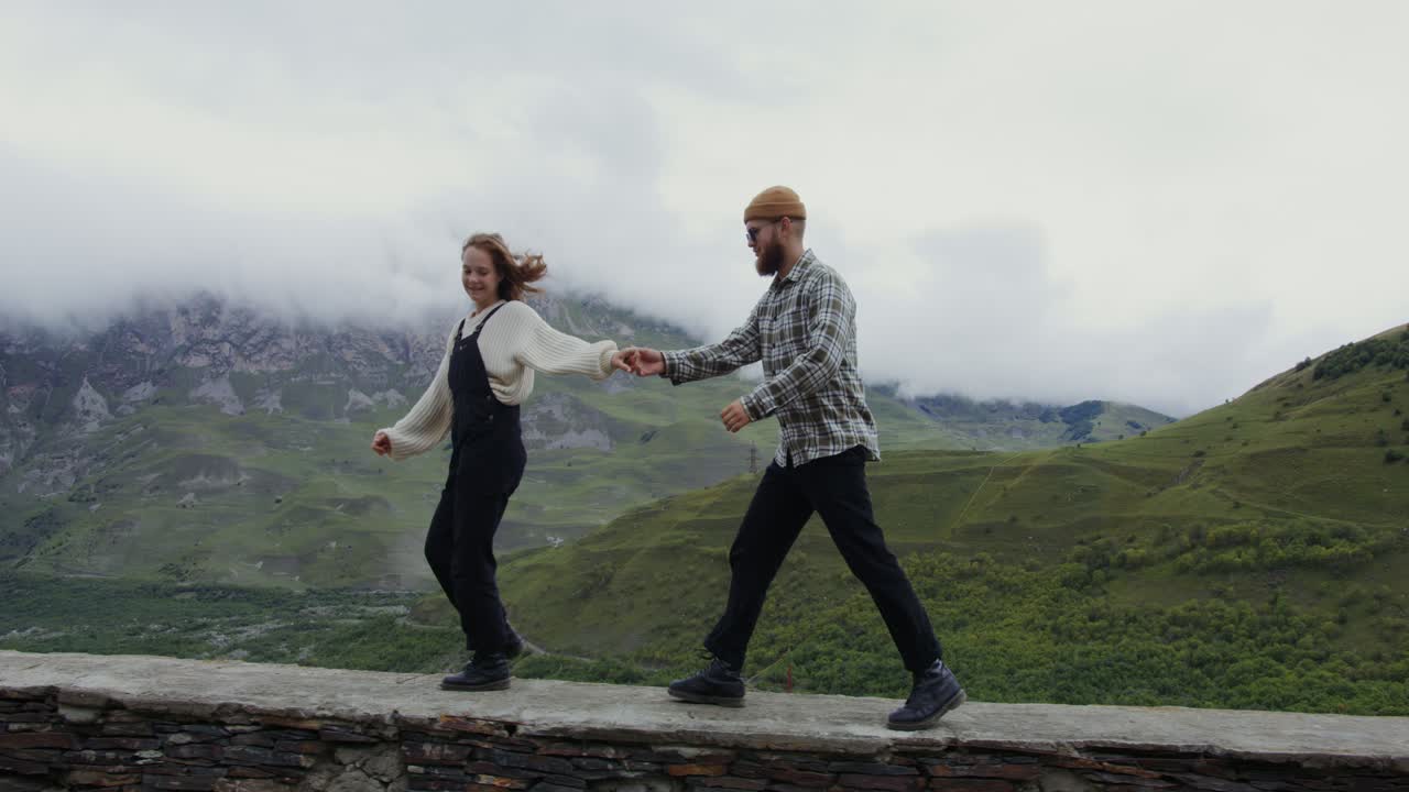 dos amigos disfrutando de una hermosa vista de la montaña